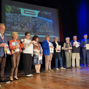 Reprezentanci Seniorów, którym wręczono pierwsze Karty Seniora podczas inauguracji programu "Gmina Przyjazna Seniorom"