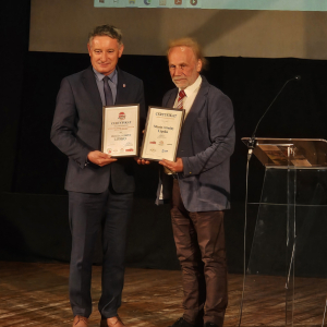 Burmistrz Miasta i Gminy Lipsko oraz Ambasador Głosu Seniora podczas inauguracji programu "Gmina Przyjazna Seniorom" wręczenie certyfikatów