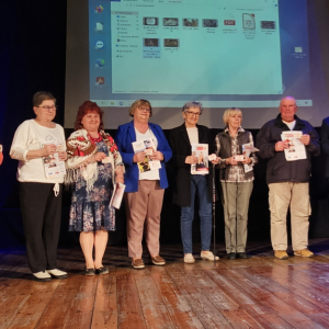 Reprezentanci Seniorów, którym wręczono pierwsze Karty Seniora podczas inauguracji programu "Gmina Przyjazna Seniorom"